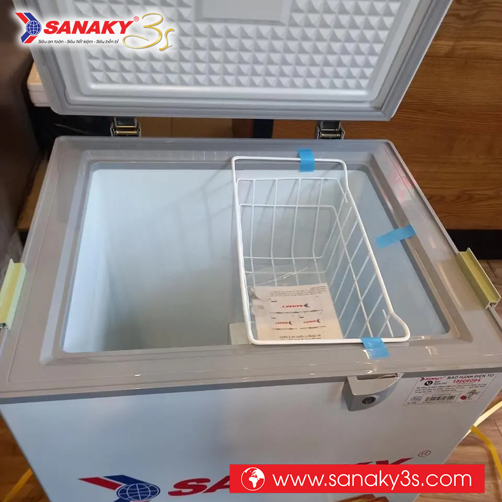 Bên trong tủ đông Sanaky VH-1599HYKD