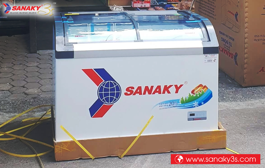 Tủ đông kính lùa Sanaky VH-4899KB 350L