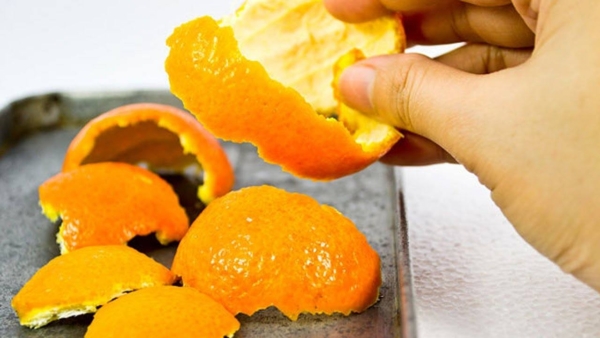 Khử mùi hôi tủ đông Sanaky bằng vỏ cam, quýt