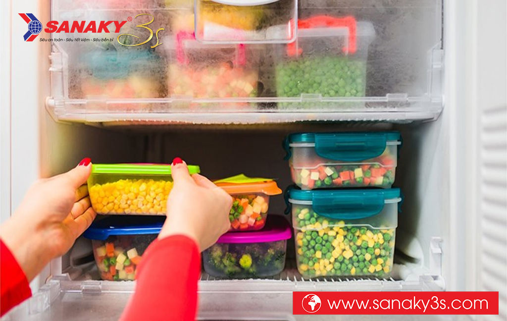 Lấy hết thực phẩm ra ngoài tủ mát Sanaky