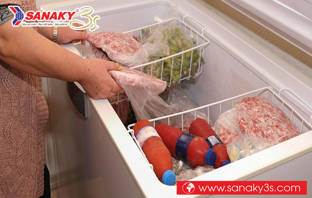 Lòng tủ đông Sanaky rộng rãi chứa được nhiều thực phẩm
