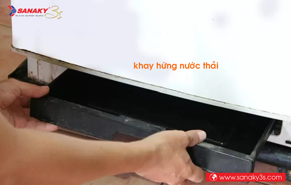 Khay hứng nước thải bên dưới tủ đông